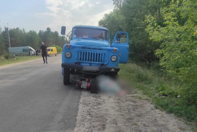 Кривава трагедія: у поліції розповіли деталі смертельної аварії на Волині за участю молоковоза (фото)