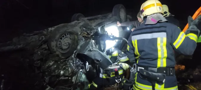 Тіло з авто дістали рятувальники: деталі смертельної ДТП у Луцькому районі (фото)