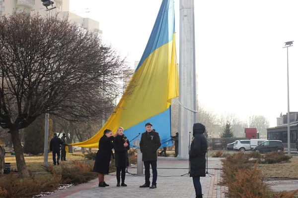 Прапори та сотні людей: як у Луцьку святкували День єднання (фото, відео)