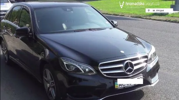 Голова Волинського адмінсуду їздить на «чужій» дороговартісній автівці (відео)
