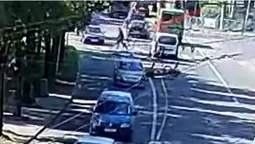 Ефект доміно: показали момент збиття велосипедиста в центрі Луцька (відео)