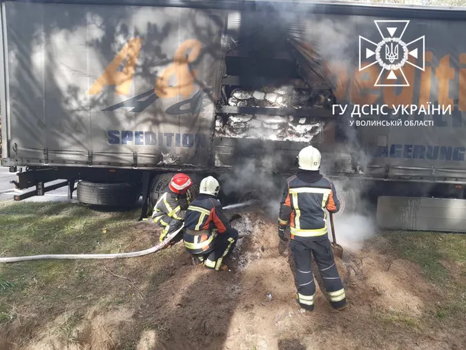 На Волині посеред дороги загорілася фура з крохмалем (фото, відео)