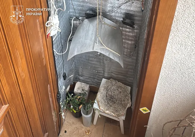 Посилка з «сюрпризом»: у Луцьку затримали чоловіка з великою партією наркотиків (фото)