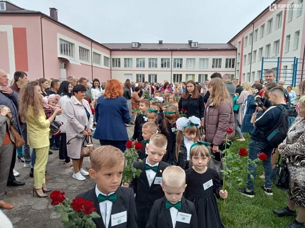 Веселі і сумні: святкування першого дзвоника у луцькій школі №9 (фото)