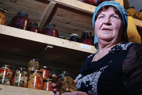Галина Бегеза показує грибні консервації у коморі