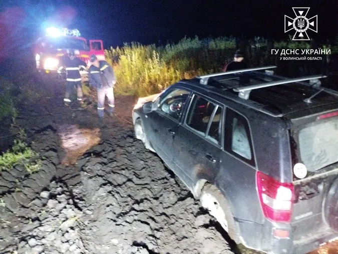 У Рожищі автомобіль застряг у багні: у салоні були вагітна жінка й діти