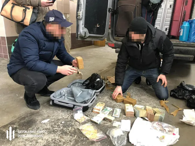 Український дипломат хотів вивезти через «Ягодин» купу золота і валюти (фото)
