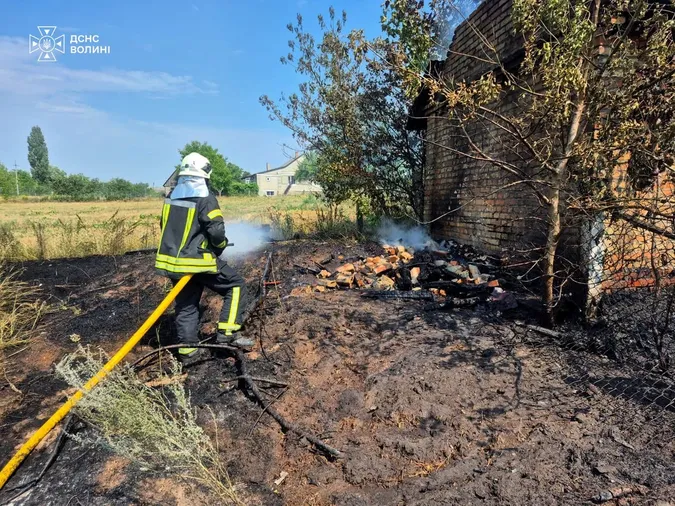 Пожежа в Копачівці: вогонь із сухостою перекинувся на господарську будівлю (фото)
