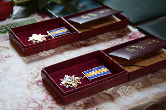 У Луцьку п'ятьом родинам загиблих прикордонників вручили їхні посмертні нагороди (фото)