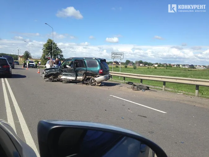 У Рованцях – аварія: потовчені чотири автівки (відео, фото, оновлено)