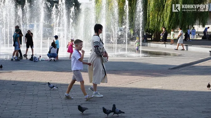 Вишиванки, сонце, діти: як Луцьк зустрів 33-ю річницю незалежності (фото)