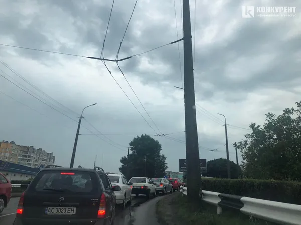 У Луцьку «попливла» вулиця: автомобілі стоять у заторах (фото)