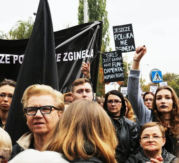 У Польщі тисячі людей протестують проти заборони абортів (фото)