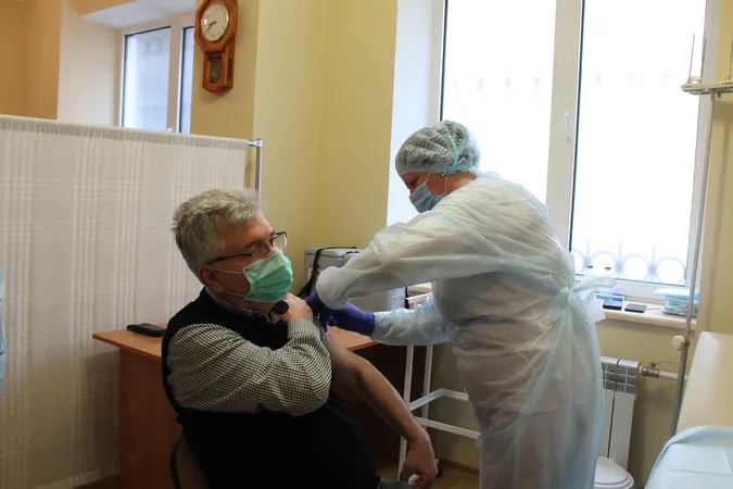 70 медиків Волинської обласної лікарні вакцинувалися проти COVID (фото)