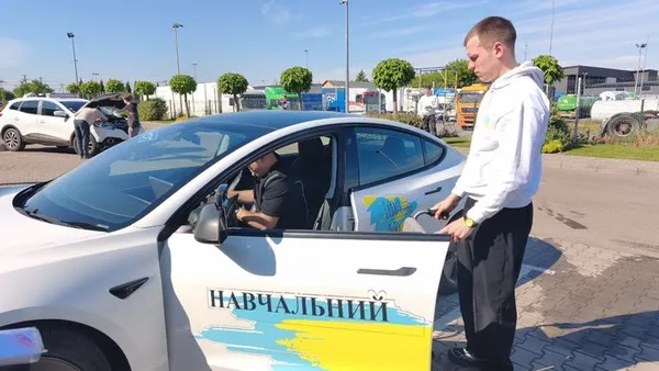 Перший у Луцьку: ветеран з ампутацією ніг склав іспити та отримав водійське посвідчення (фото, відео)