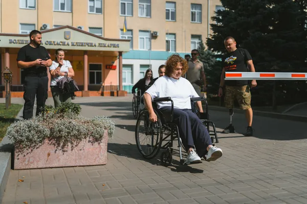 Пересувались кріслом колісним, наосліп та з гіпсом: у Луцьку пройшов інтенсив з питань безбар’єрності