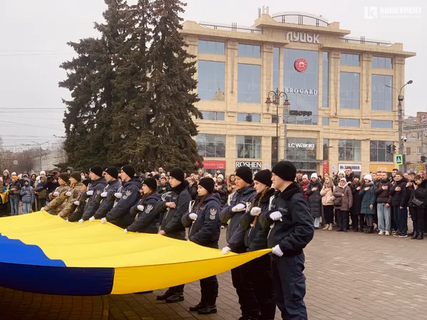 У Луцьку в День Соборності створили «ланцюг єднання» (фото)