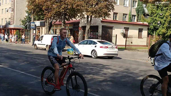 З байкерами і поліцією: у Луцьку – велопробіг у вишиванках (фото, відео)