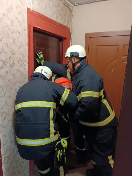 У Луцьку жінці стало зле у зачиненій квартирі (фото)