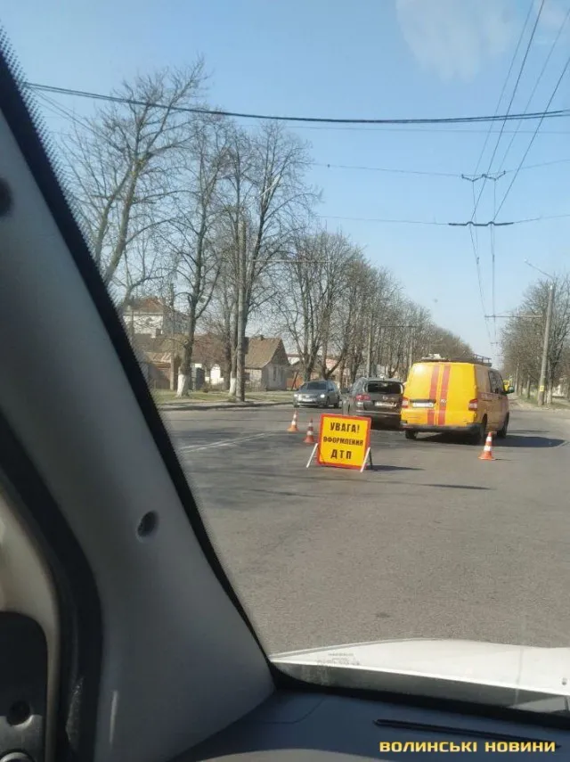 На Володимирській у Луцьку  – ДТП за участю аварійної служби (фото)