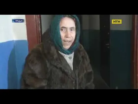 На жінку з вадами зору, яка засмерділа будинок, вчергове нарікають лучани (фото)