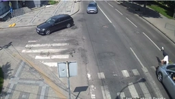 Відкинуло на кілька метрів: у Луцьку на переході збили жінку (відео)