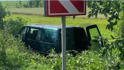 У Луцькому районі п'яний на бусі злетів у кювет (фото, відео)