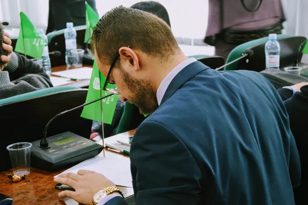 Ігор Поліщук в той час писав заяву про те, що не голосуватиме, оскільки є конфлікт інтересів...