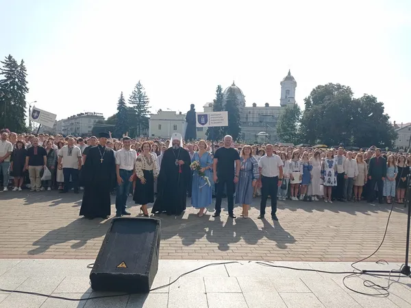 Помолився й окропив водою: митрополит Михаїл благословив «першачків» ЛНТУ (фото)
