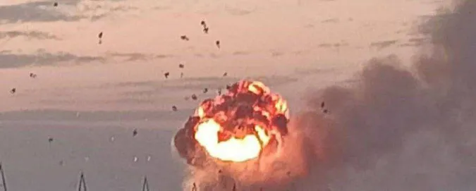 Біля Генічеська горить ворожий склад з БК (відео)