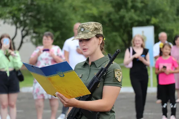 73 курсанти луцького вишу склали присягу на вірність Україні (фото)