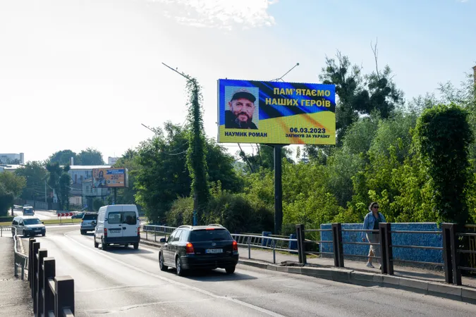Пам'ятаємо: у Луцьку на бігбордах розмістили фотографії та імена загиблих Героїв (фото)