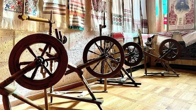У Рокинях відкрили виставку коловороток: що це таке і що з ним робили (фото)