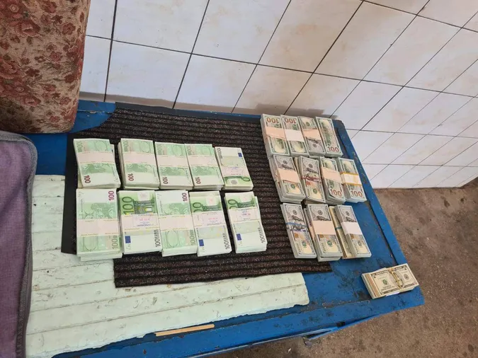 Громадянин України намагався вивезти в Румунію готівкової валюти на 17 млн грн, – Держмитслужба (фото, відео)