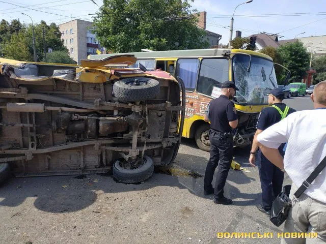 ДТП у Луцьку: маршрутка і таксі – пошкоджені, авто «газовиків» – перекинуте (фото, оновлено)
