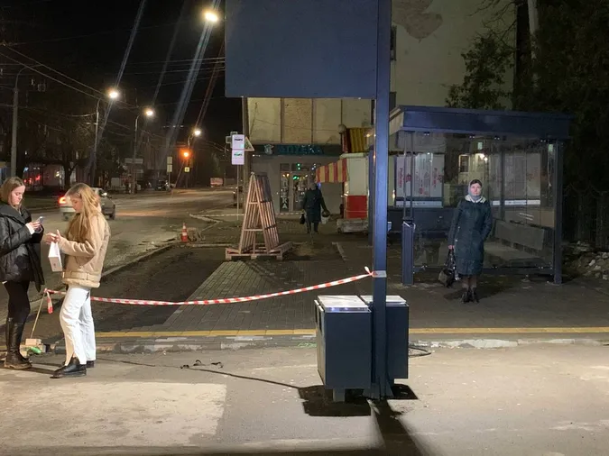 У Луцьку встановлюють ще одну розумну зупинку (фото)