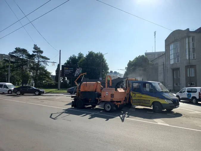 У Луцьку на кільці латають дорогу: рух ускладнений (фото)