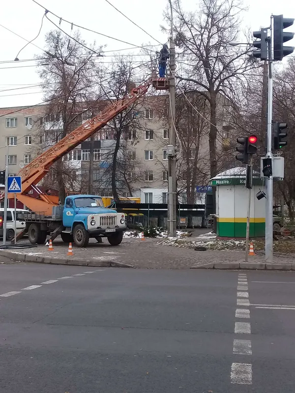 У Луцьку на перехресті Львівської – Городецької запустили новий світлофор (фото)