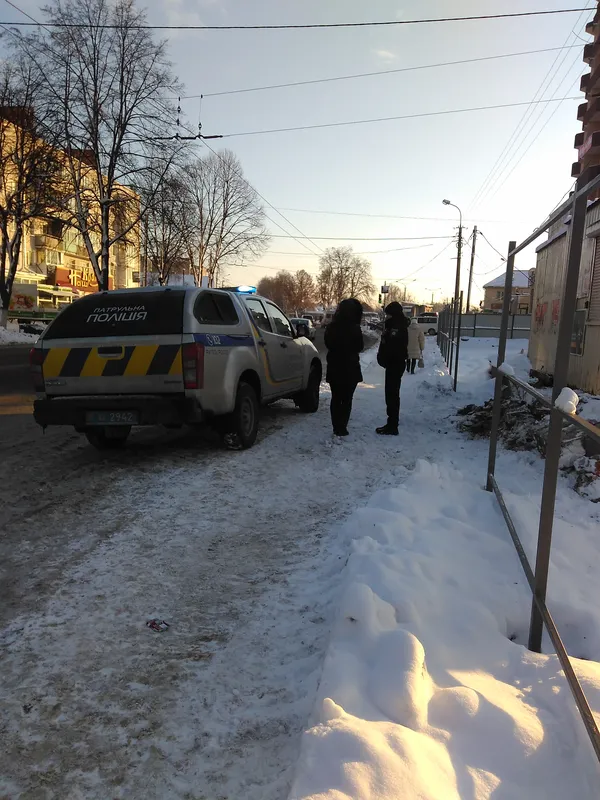У Луцьку без попередження власників намагались знести кіоск (фото)