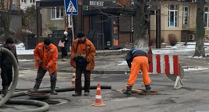 У центрі Луцька комунальники перегородили дорогу: ремонтують люки (фото)