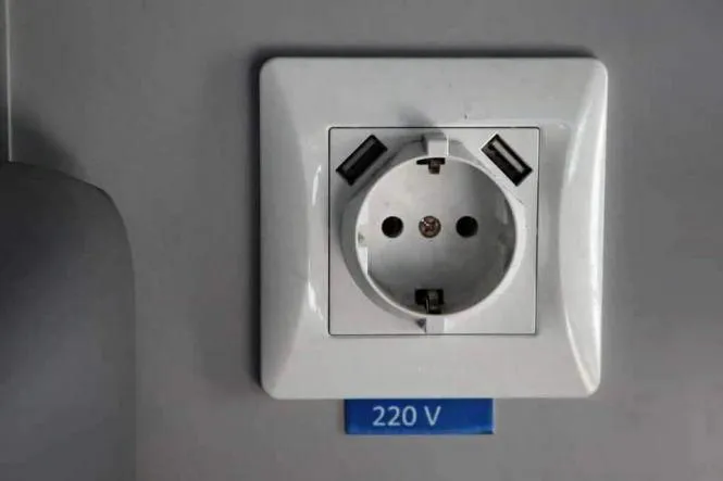 Розетки з USB-роз'ємами: «Укрзалізниця» показала оновлені плацкартні вагони (фото)