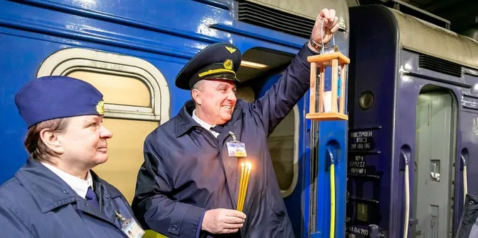 У Луцьк привезли Вифлеємський вогонь миру (фото)