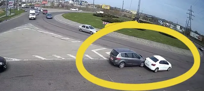 Аварія у Луцьку: «рено» врізалося у «пежо» (відео)
