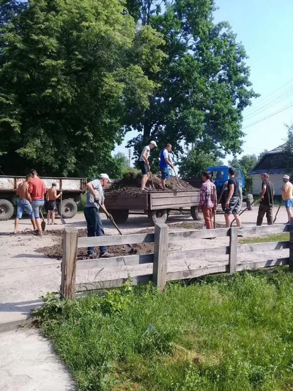 На Волині селяни власноруч взялися за ремонт дороги (фото)
