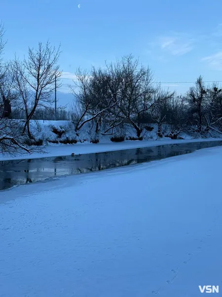 У Луцьку в центральному парку в мороз -17 °C бігав чоловік без одягу (фото, відео)