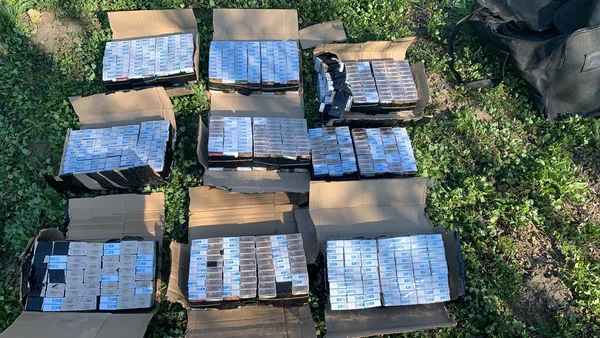 На залізничній станції затримали волинянина, який вантажив у вагон сигарети (фото)