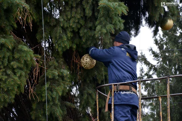 Головні ялинки Луцька прикрашають кулями (фото)