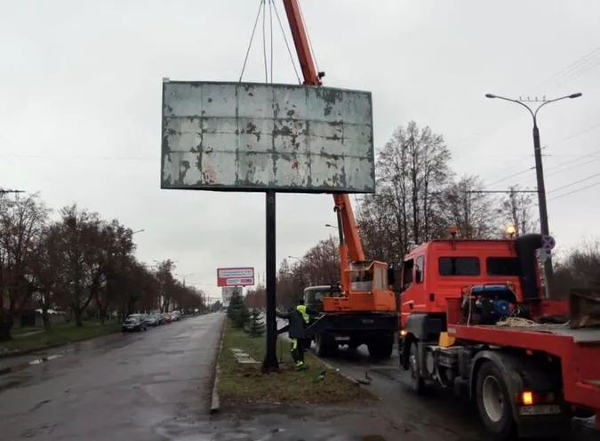 У Луцьку демонтовують білборди: показали, як це відбувається (відео)