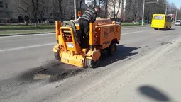 На луцьких вулицях почали латати ями (фото) 