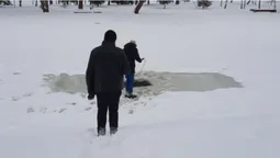 У Луцьку прорубали ополонки й взяли проби води, аби не задихнулася риба (фото)